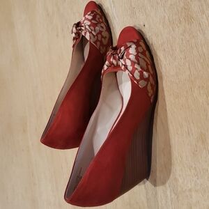 𝅺VIOLET & Red Poppy Orange Sued Wedges Nwot